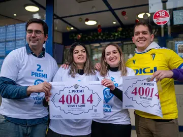 Agraciados con el Segundo Premio del Sorteo Extraordinario de la Lotería de Navidad 2024 Empleados de la administración situada en la Ronda de Sant Ramon, 102 celebran que han vendido parte del número 40.014 correspondiente al Segundo Premio del Sorteo Extraordinario de la Lotería de Navidad 2024, a 22 de diciembre de 2024, en Sant Boi de Llobregat, Barcelona, Catalunya (España). El Estado reparte hoy un total de 2.702 millones de euros en premios, lo que supone 112 millones más que el año pasado. Para este sorteo se han puesto a la venta 193 millones de décimos de Lotería de Nav...