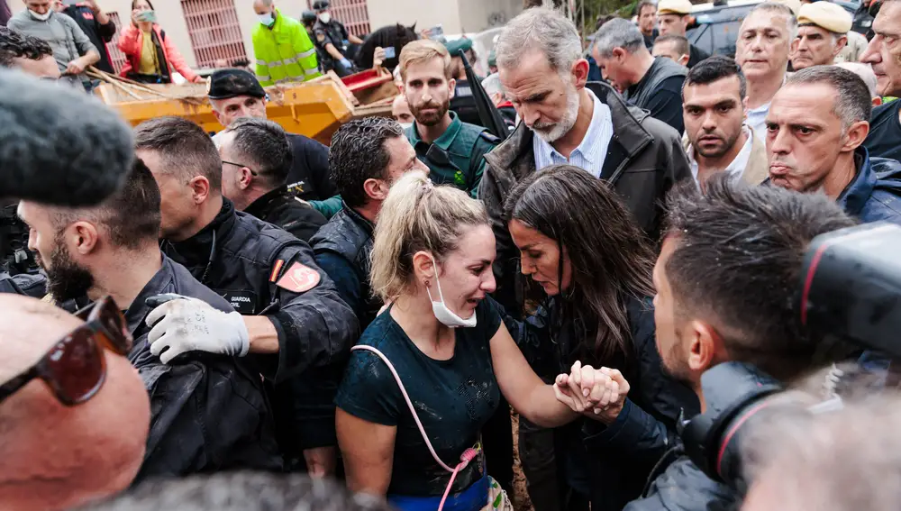 El Rey Felipe VI y la Reina Letizia durante su visita a una zona afectada por la DANA, a 3 de noviembre de 2024, en Paiporta, Valencia, Comunidad Valenciana (España).