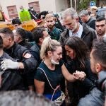 El Rey Felipe VI y la Reina Letizia durante su visita a una zona afectada por la DANA, a 3 de noviembre de 2024, en Paiporta, Valencia, Comunidad Valenciana (España).