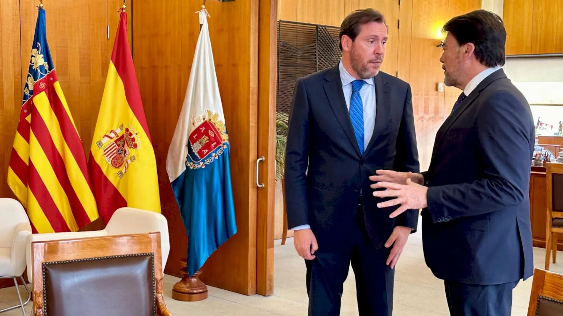 El ministro de Transportes y Movilidad Sostenible, Óscar Puente, y el alcalde de Alicante, Luis Barcala, en el Ayuntamiento de Alicante