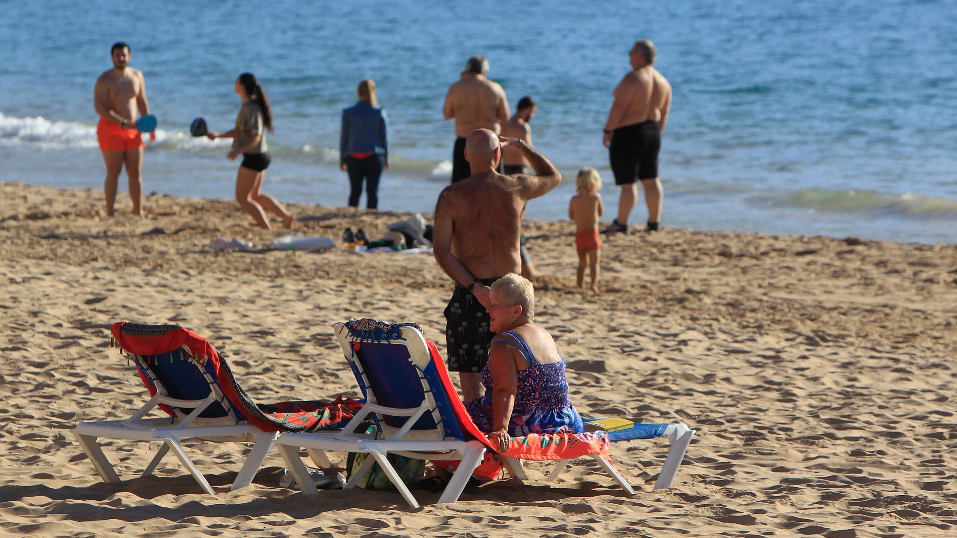 GRAF973. BENIDORM, 23/12/2024.- Varias personas disfrutan del buen tiempo en la Playa de Levante, en Benidorm, en la víspera de Nochebuena. EFE/Morell