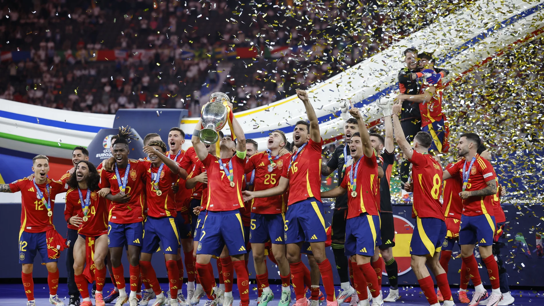 El capitán de la selección española Álvaro Morata (c) levanta el trofeo junto a sus compañeros durante la celebración de la victoria de la Eurocopa, tras vencer a Inglaterra en el partido de la final disputado este domingo en el Estadio Olímpico de Berlín.