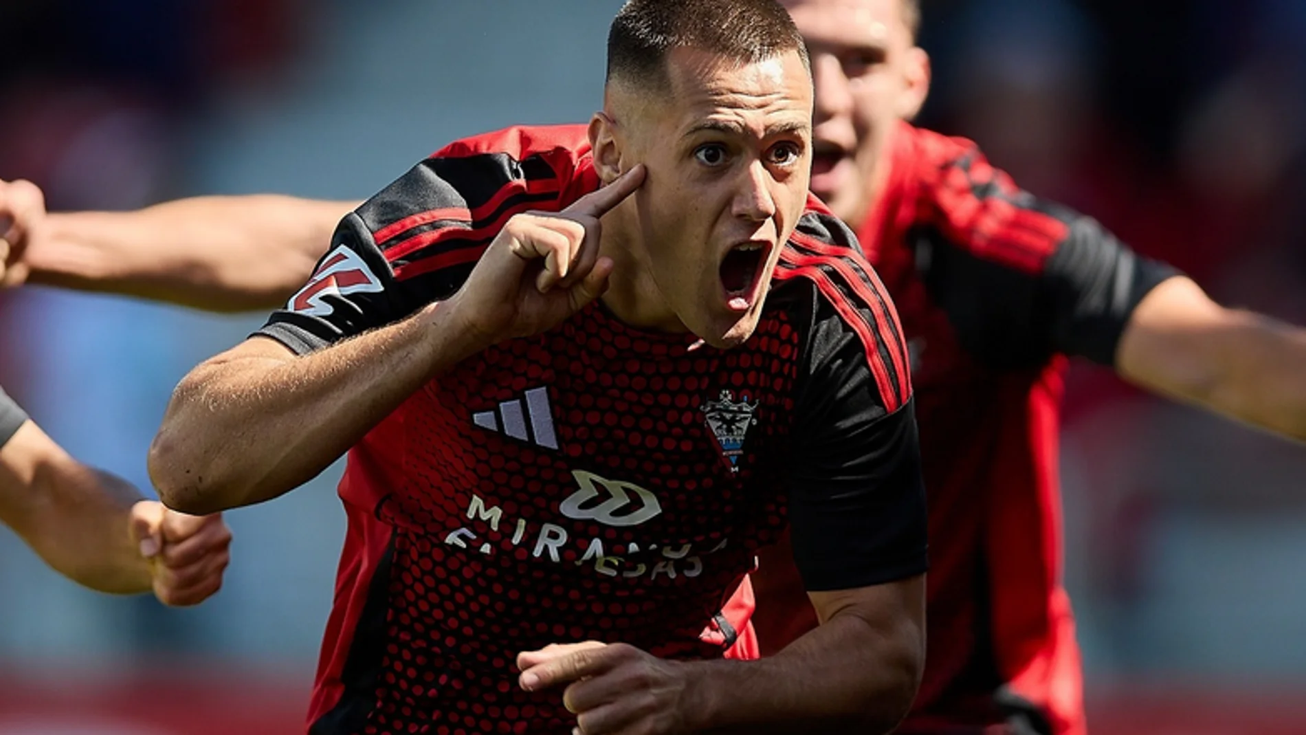 El jugador del Mirandés celebra un gol en el Estadio Municipal de Anduva