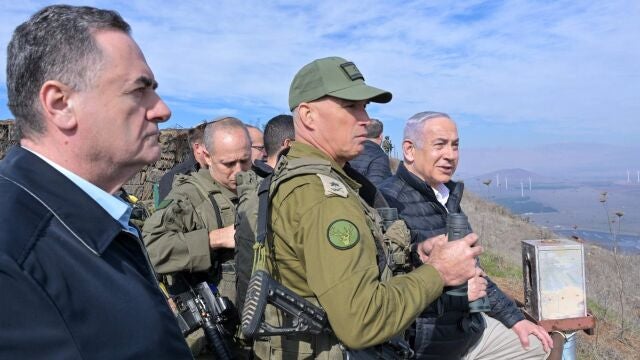 El primer ministro israelí, Benjamin Netanyahu, junto a militares