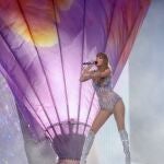 La cantante Taylor Swift durante la primera de sus dos actuaciones en el Estadio Santiago Bernabéu