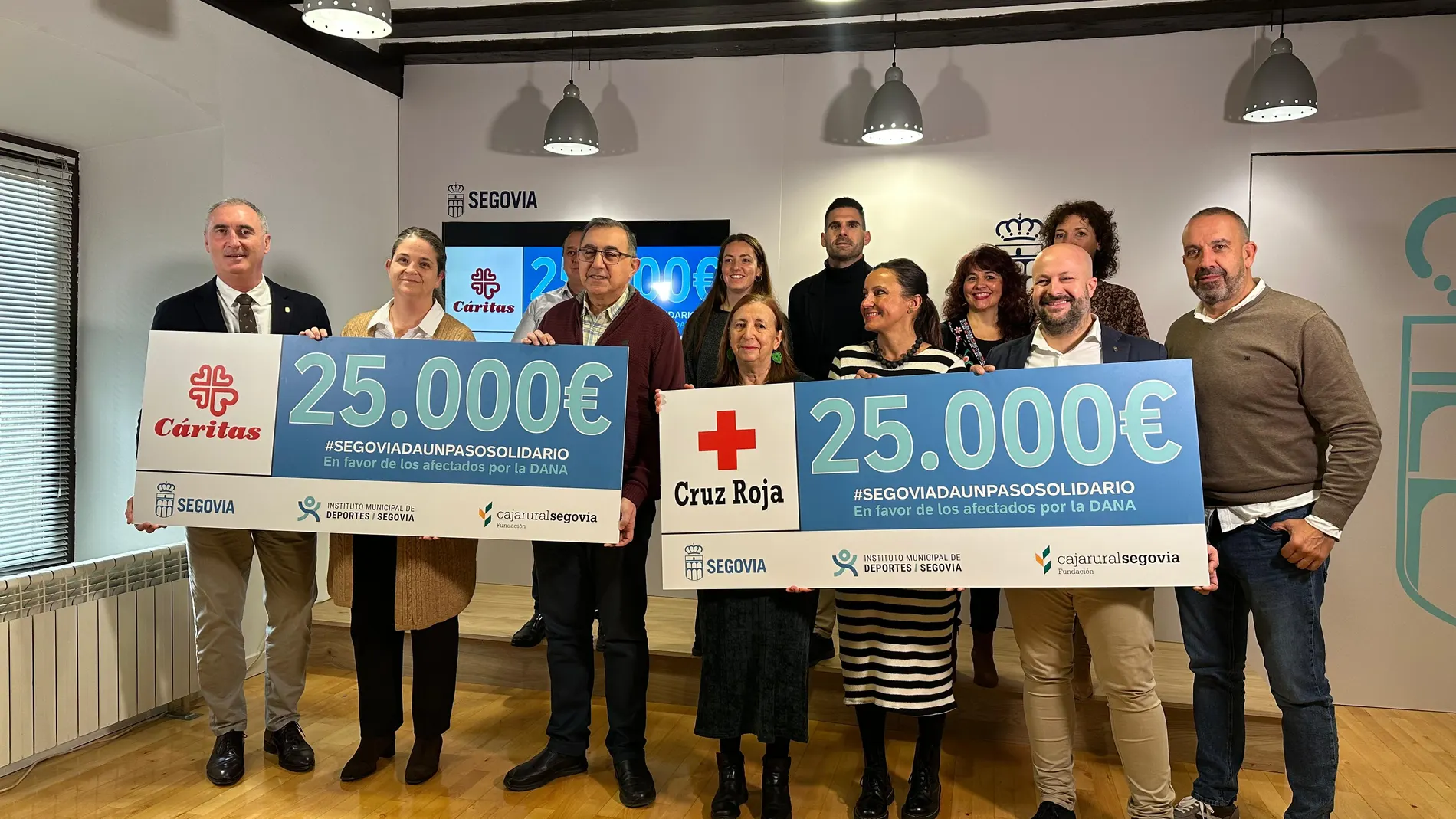 José Mazarías hace entrega de los cheques