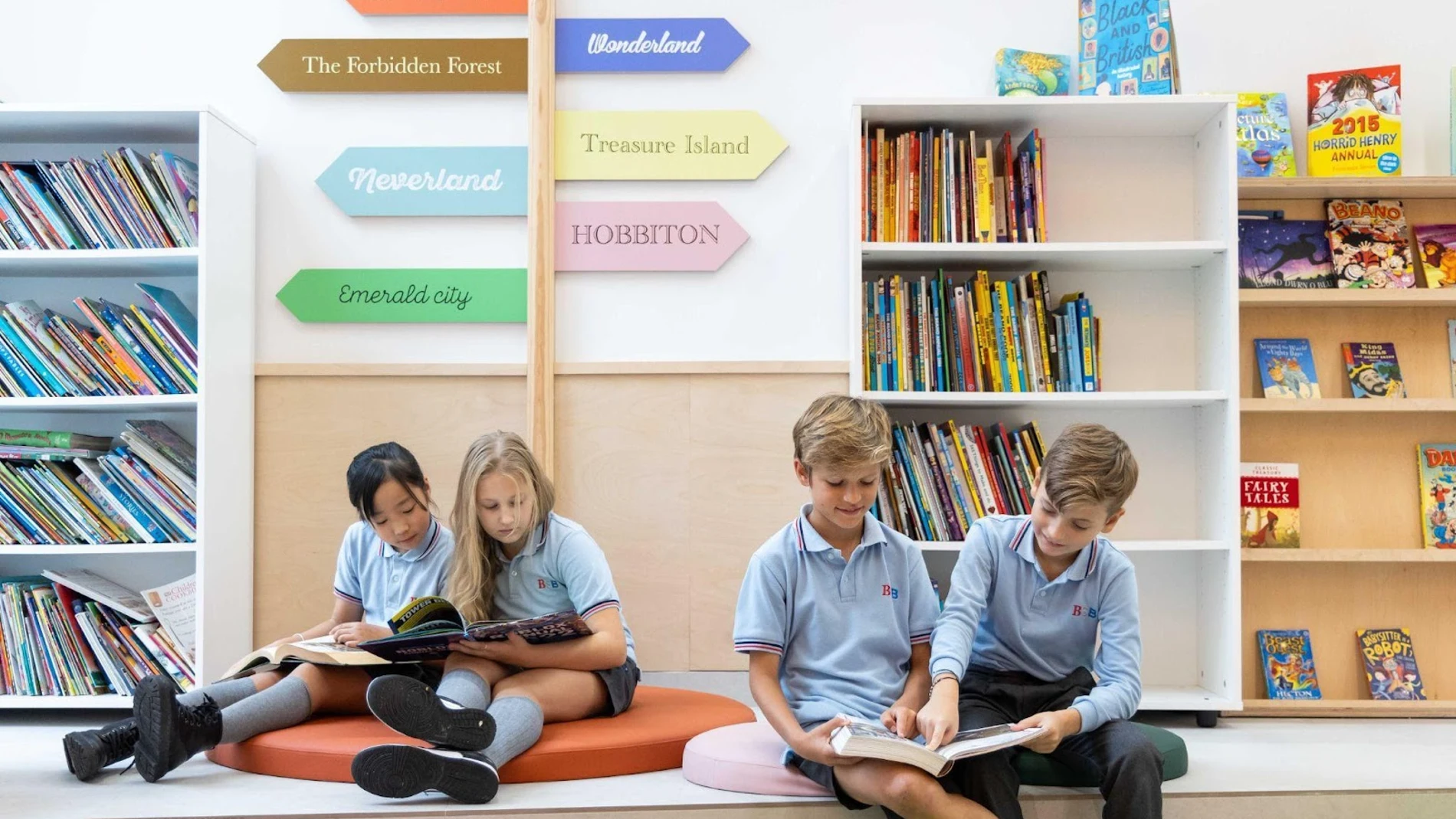 Estudiantes del British School de Barcelona leyendo