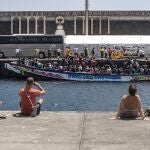 Llegada de un cayuco al puerto de La Restinga, a 28 de agosto de 2024, en El Hierro, Canarias (España