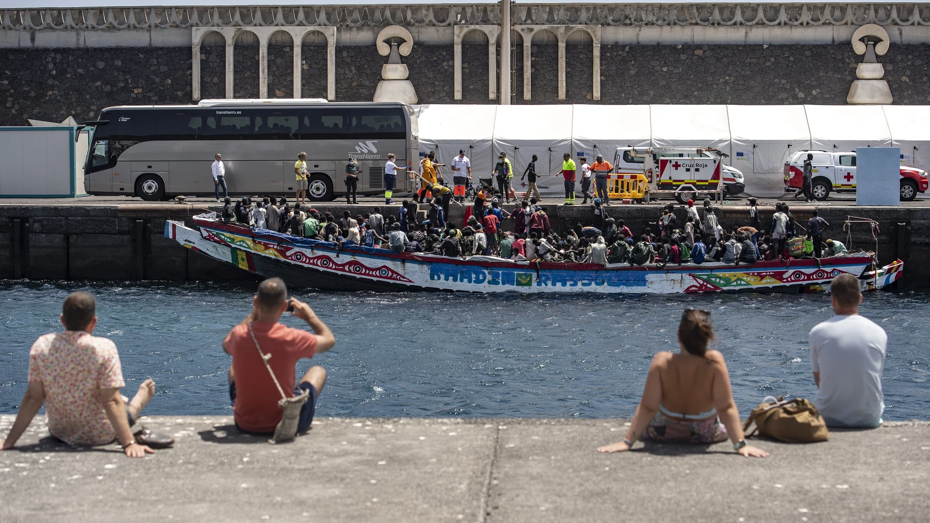 Llegada de un cayuco al puerto de La Restinga, a 28 de agosto de 2024, en El Hierro, Canarias (España