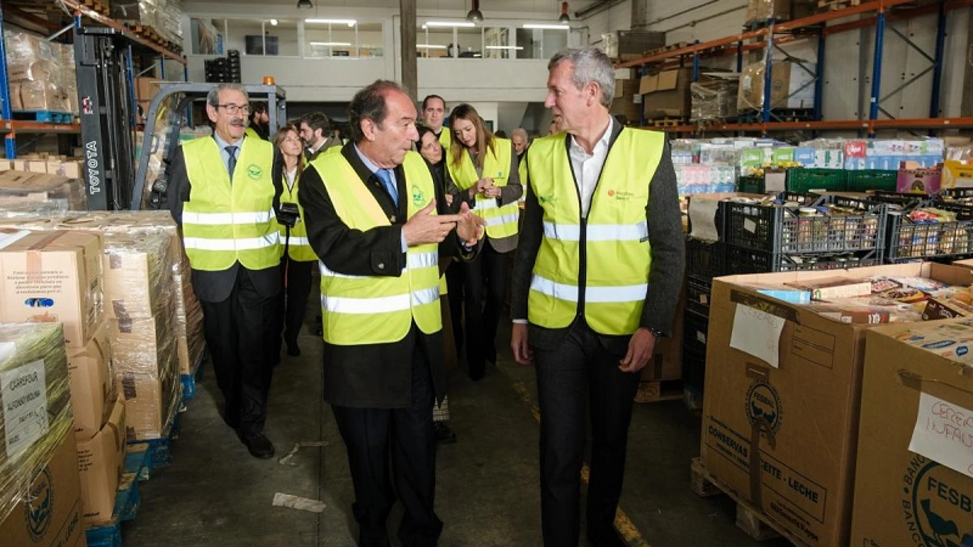 El presidente gallego, hoy, en el Banco de Alimentos de A Coruña.