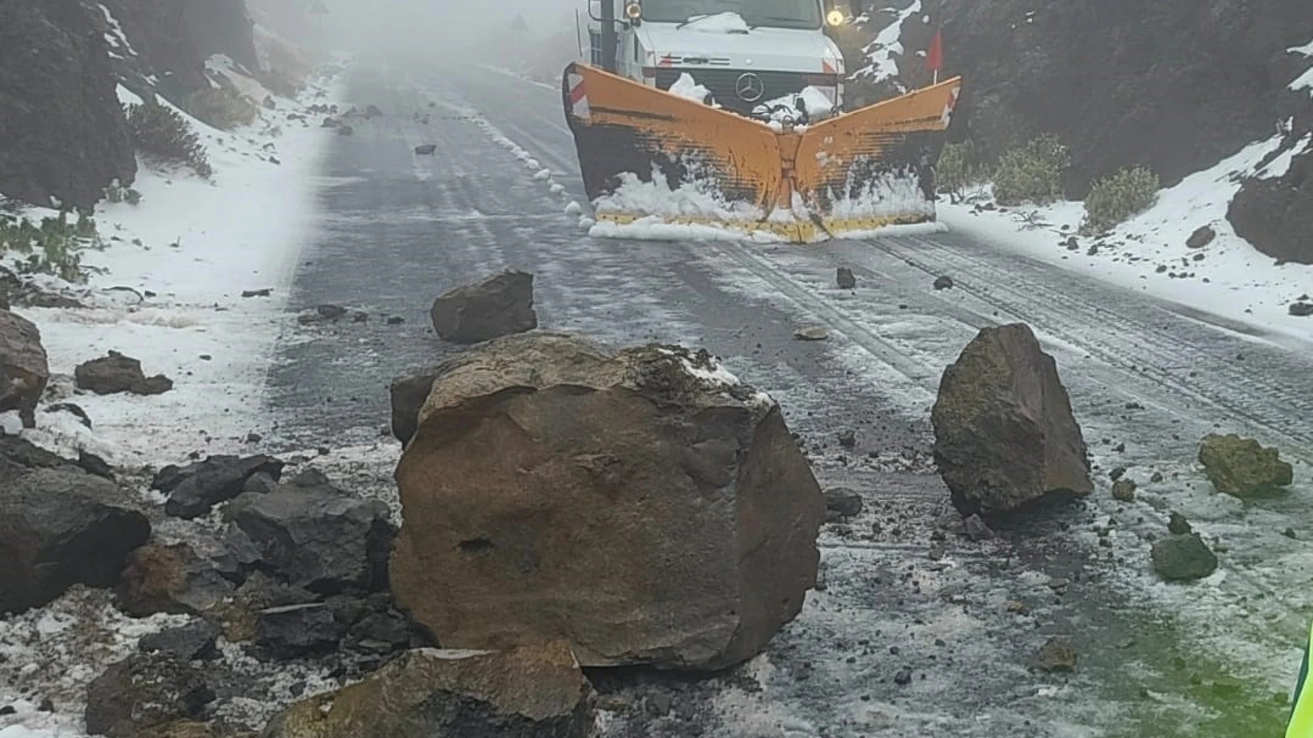 Efectivos de carreteras trabajan en el acondicionamiento de las carreteras en el Parque Nacional del Teide REMITIDA / HANDOUT por CABILDO DE TENERIFE Fotografía remitida a medios de comunicación exclusivamente para ilustrar la noticia a la que hace referencia la imagen, y citando la procedencia de la imagen en la firma 23/12/2024