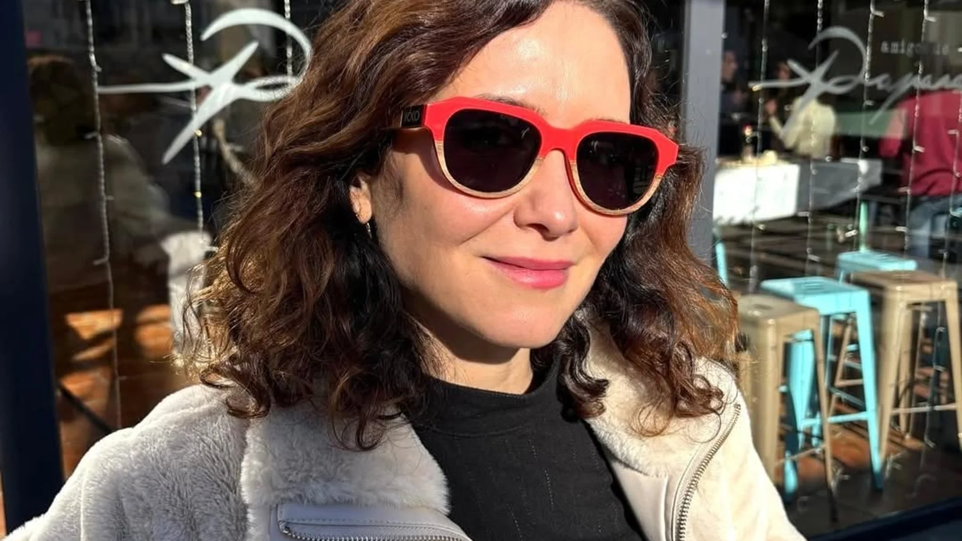El look más comfy de Ayuso.