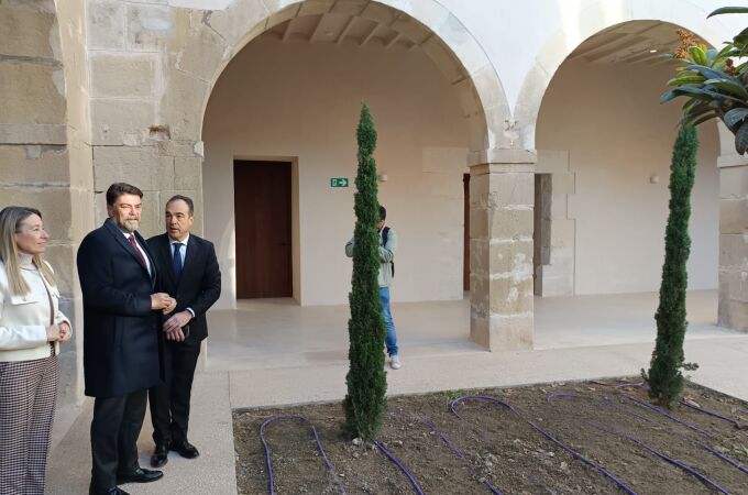 El alcalde de Alicante, Luis Barcala, en el patio de la recién remodelada Cada de la Misericordia de Alicante El alcalde de Alicante, Luis Barcala, en el patio de la recién remodelada Cada de la Misericordia de Alicante