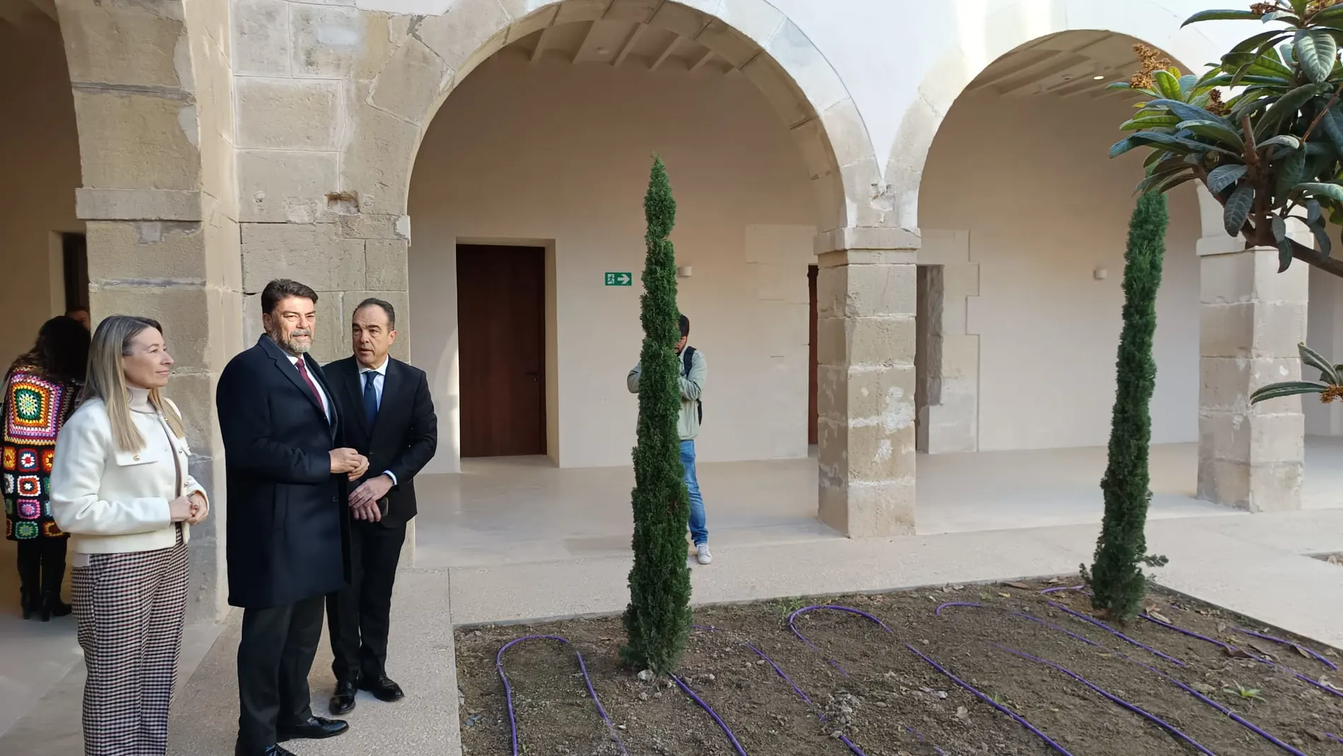 El alcalde de Alicante, Luis Barcala, en el patio de la recién remodelada Cada de la Misericordia de Alicante