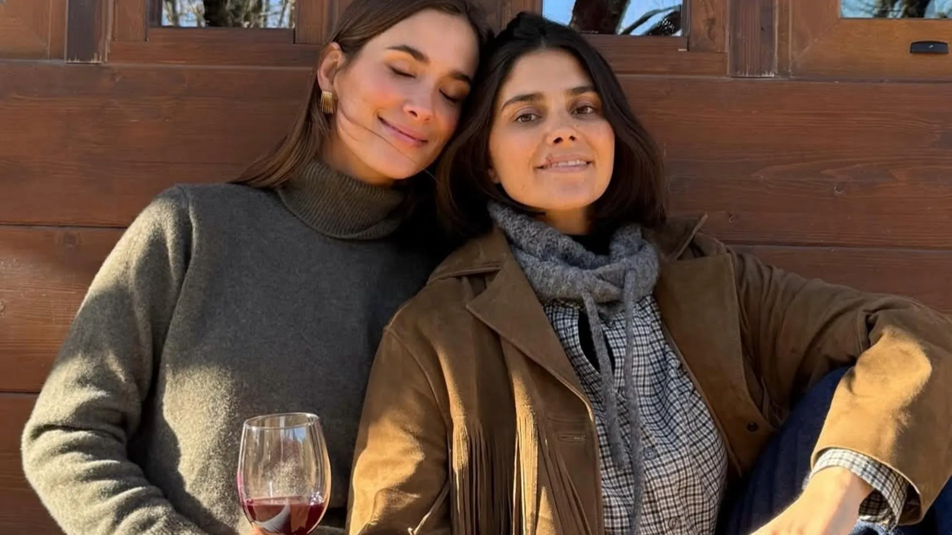 El look más clásico de María Pombo con vaqueros de madre y jersey ...