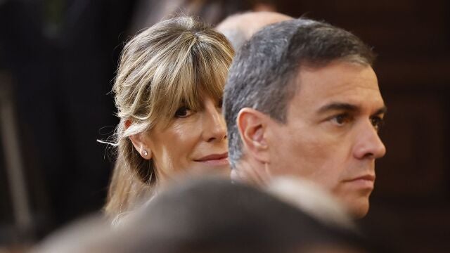 El presidente del Gobierno, Pedro Sánchez, y su esposa, Begoña Gómez