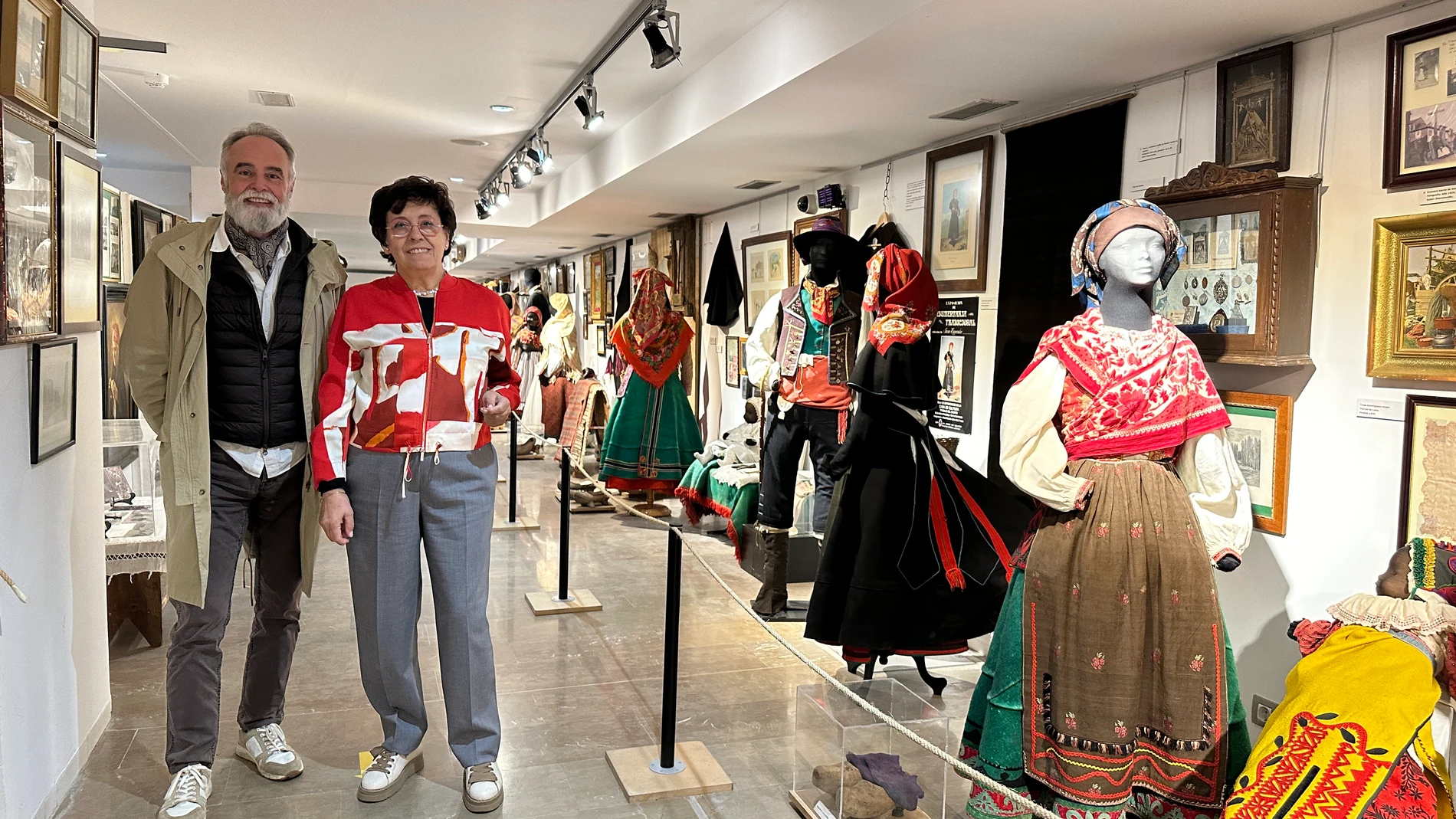 El Museo de las Tierras de León amplía su colección con la incorporación de nueva indumentaria tradicional e imágenes