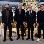 Carvajal, Ancelotti y Modric, con Florentino Pérez