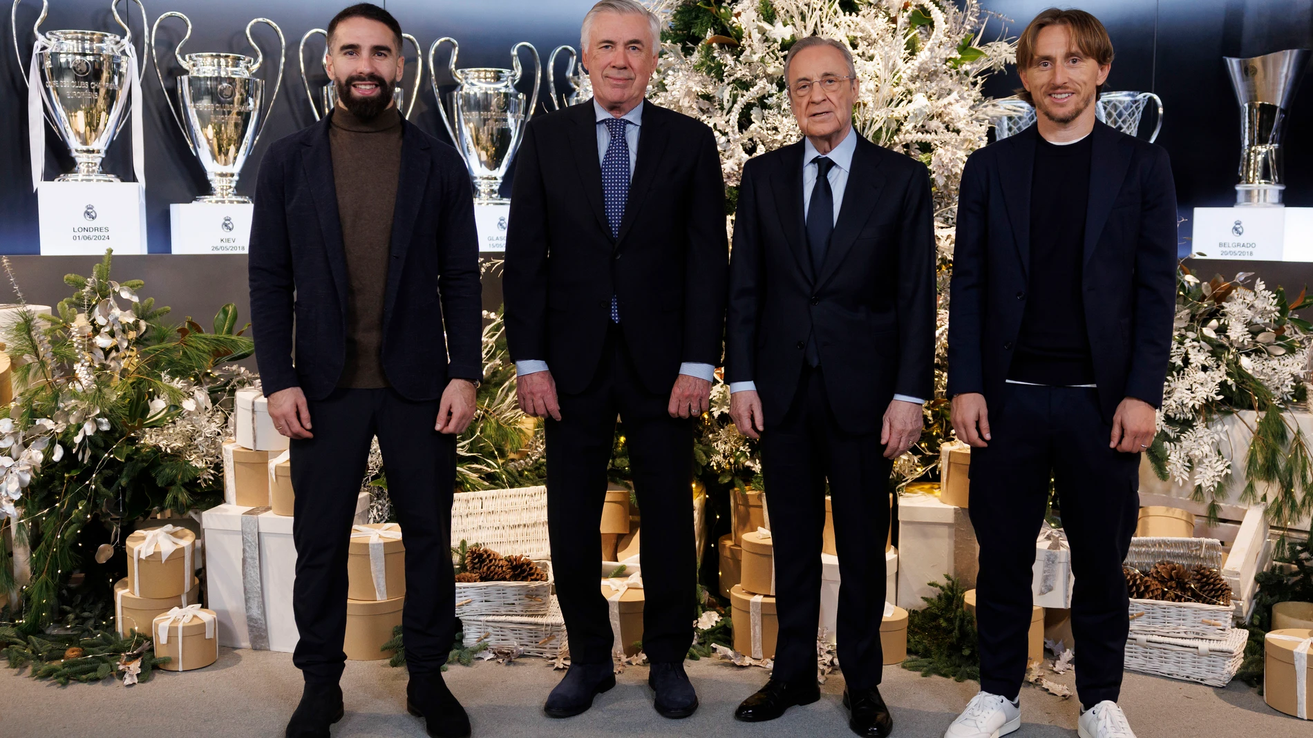 Carvajal, Ancelotti y Modric, con Florentino Pérez