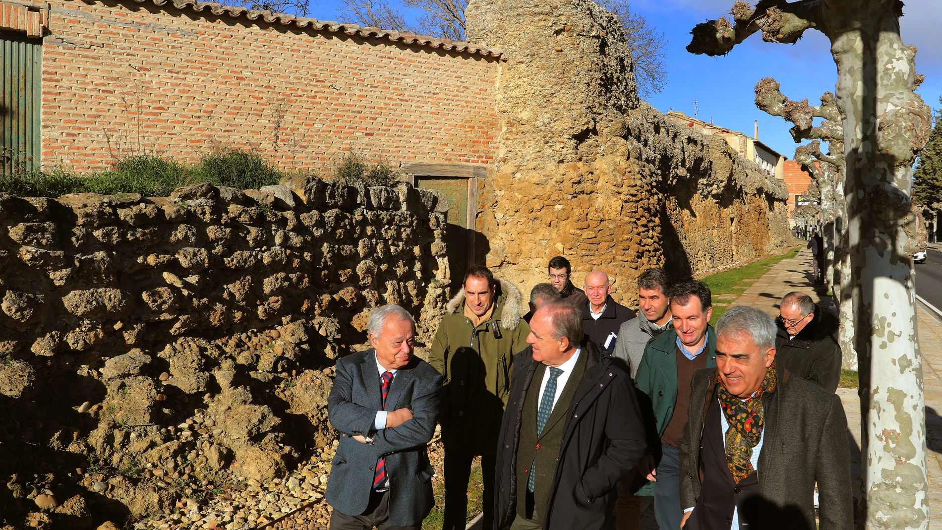 Gonzalo Santonja visita la muralla restaurada de Carrión de los Condes