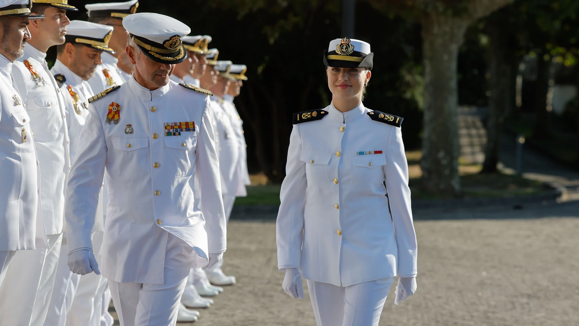 La princesa Leonor (d) junto al director de la escuela, Pedro Cardona, durante una ceremonia este jueves en la Escuela Naval Militar de Marín, a la que ingresa hoy y en la que recibió formación castrense su padre, donde firmará en el libro de honor, para incorporarse al curso 2024-2025