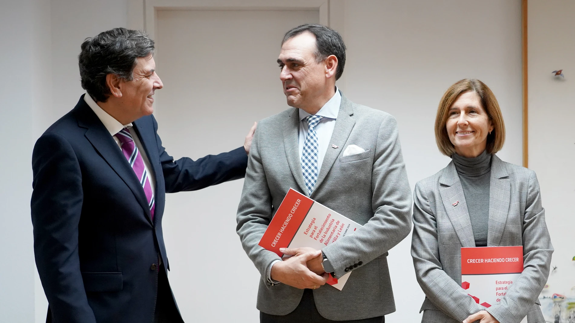 El consejero de Economía y Hacienda, Carlos Fernández Carriedo, saluda al presidente de Vitartis, Santiago Miguel; a la derecha, Cristina Ramírez, directora de Vitartis