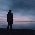 9 hábitos de las personas que no tienen ningún amigo cercano en la vida, según la psicología