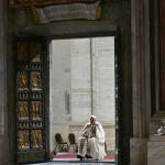 El papa Francisco, ayer, durante la apertura de la Puerta Santa en la Basílica de San Pedro