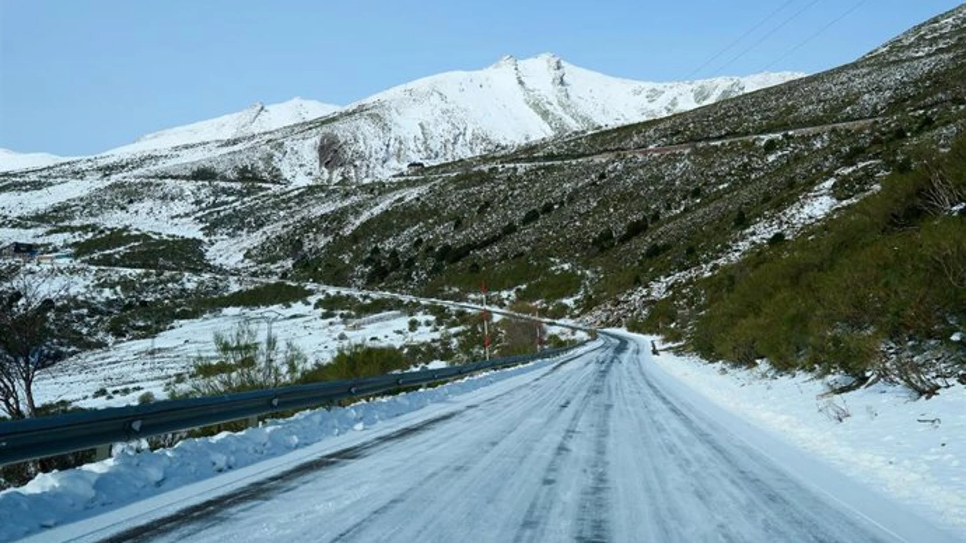 La nieve corta el puerto de montaña de Lunada