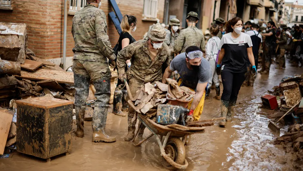 El Rey elige una fotografía de los militares en la DANA para el Mensaje de Nochebuena