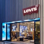 Esta camiseta Levi's para mujer cuesta menos que una pizza y está siendo un éxito total