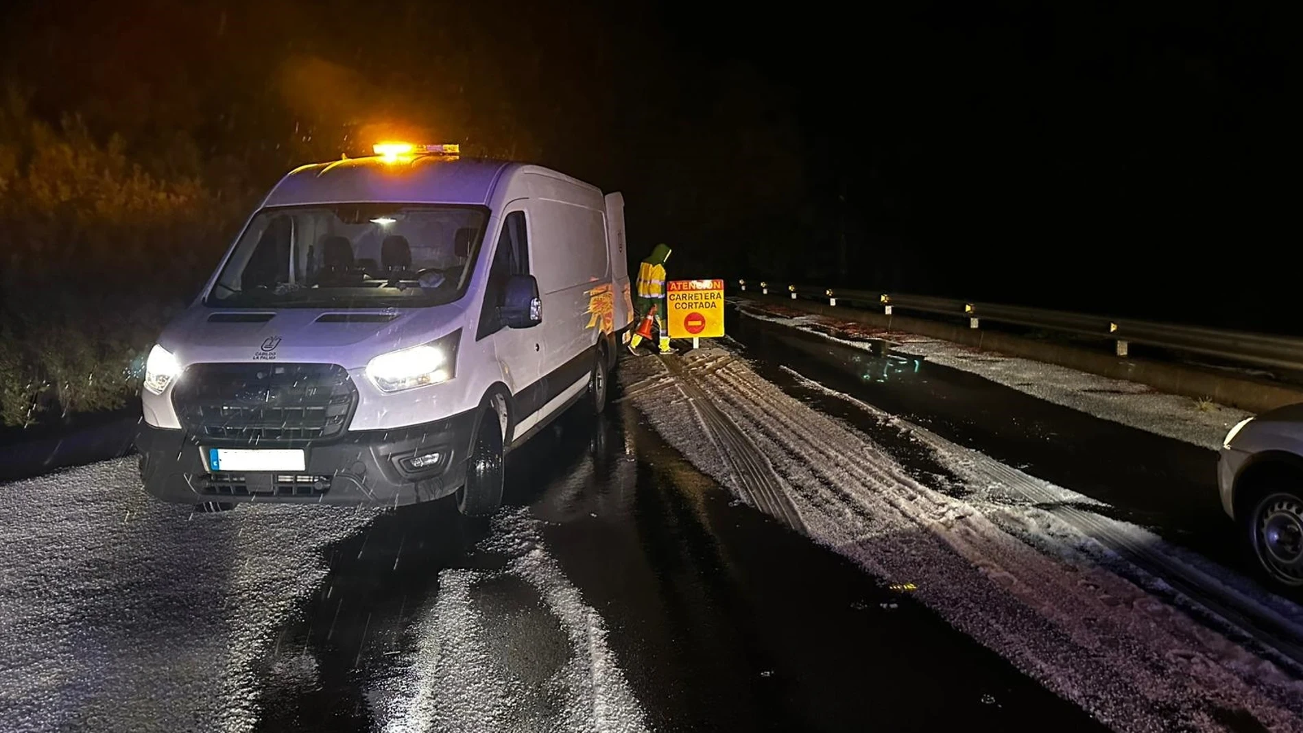 Carretera nevada en Puntagorda REMITIDA / HANDOUT por CABILDO DE LA PALMA Fotografía remitida a medios de comunicación exclusivamente para ilustrar la noticia a la que hace referencia la imagen, y citando la procedencia de la imagen en la firma 24/12/2024