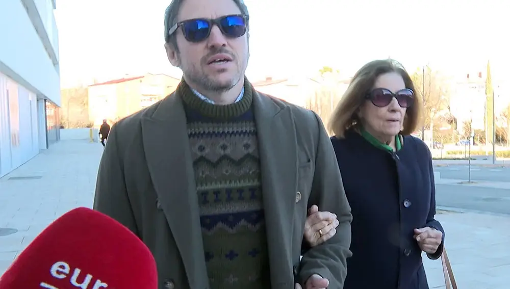 Natalia Figueroa y Manuel Martos llegan al hospital para visitar a Raphael