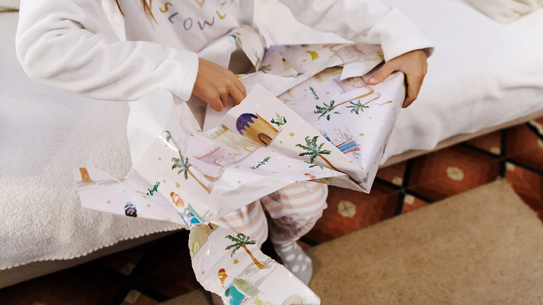 Una niña abre sus regalos de Navidad, a 25 de diciembre de 2024, en Valencia, Comunidad Valenciana (España). Según el Informe sobre la Compra de Juguetes en España 2024 el presupuesto para la compra de juguetes en Navidad se mantendrá similar al del año pasado, sin embargo, se espera un aumento a nivel nacional en el gasto total debido al incremento de hogares que invertirán más este año y a la reducción de aquellos que gastarán menos.25 DICIEMBRE 2024Europa Press25/12/2024