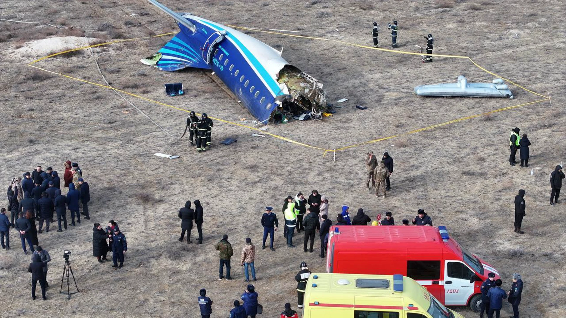 Aktau (Kazakhstan), 25/12/2024.- Emergency specialists work at the crash site of a passenger plane near Aktau, Kazakhstan, 25 December 2024. Azerbaijan Airlines Embraer ERJ-190AR passenger plane flying from Baku to Grozny crashed some three kilometres away from the city of Aktau. According to preliminary information, the incident was caused by a collision between the aircraft and a flock of birds. (Azerbaiyán, Kazajstán) EFE/EPA/AZAMAT SARSENBAYEV