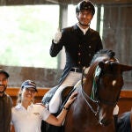 Jennifer Barreto, junto a otro mozo de cuadra, Alejandro Asencio y "Gaviao"