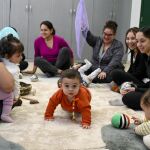 MADRID.-Más de 220 familias madrileñas en situación de pobreza participan en un programa para mejorar la crianza de sus bebés