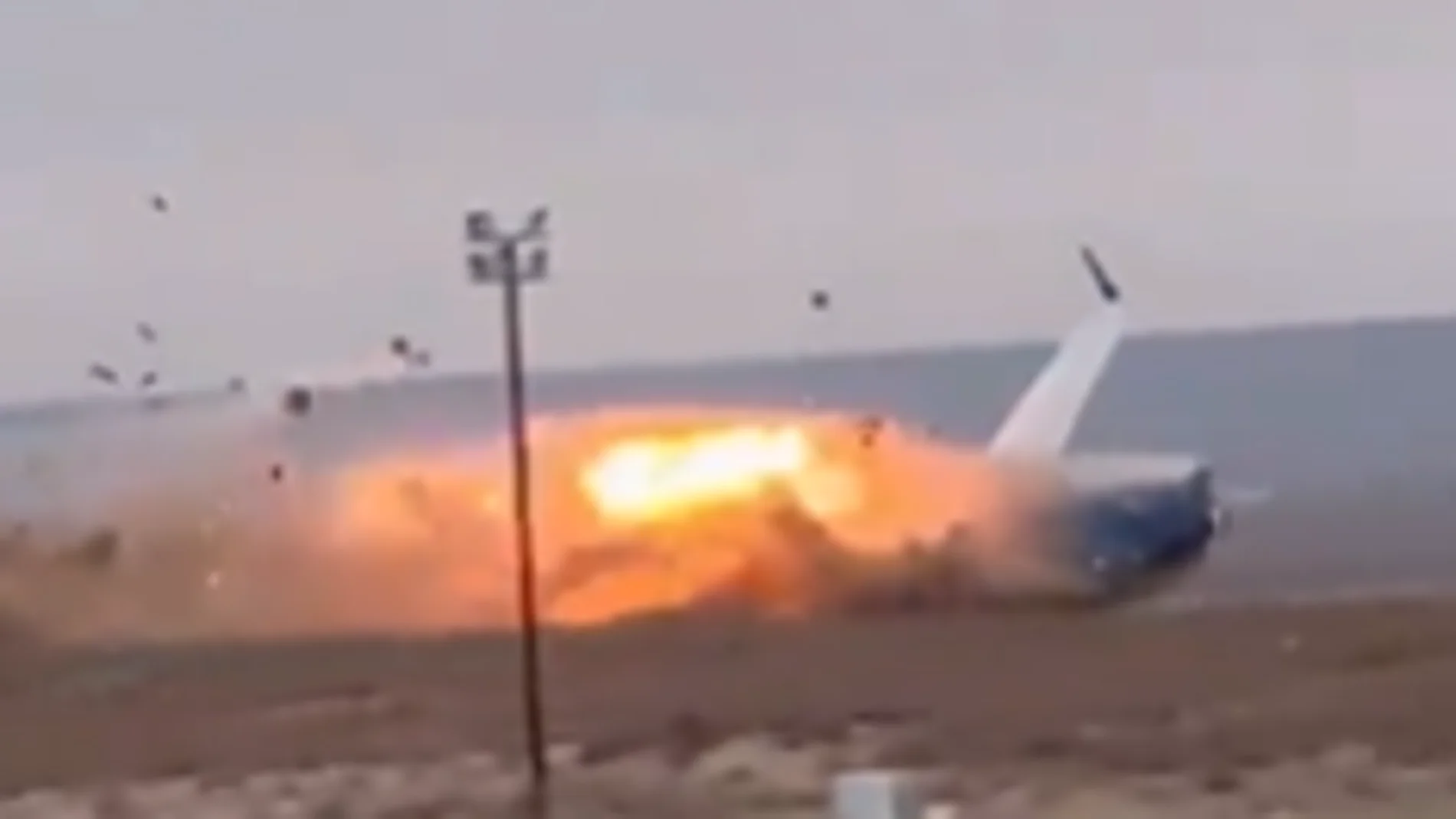 Un avión comercial de Azerbaijan Airlines se estrella en Kazajistán