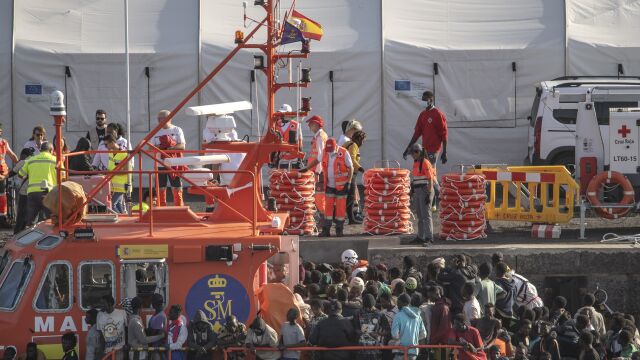 Una lancha de Salvamento Marítimo rescata a un cayuco a su llegada al Puerto de la Restinga, en El Hierro, Santa Cruz de Tenerife