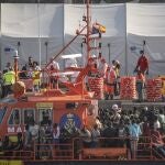 Una lancha de Salvamento Marítimo rescata a un cayuco a su llegada al Puerto de la Restinga, en El Hierro, Santa Cruz de Tenerife