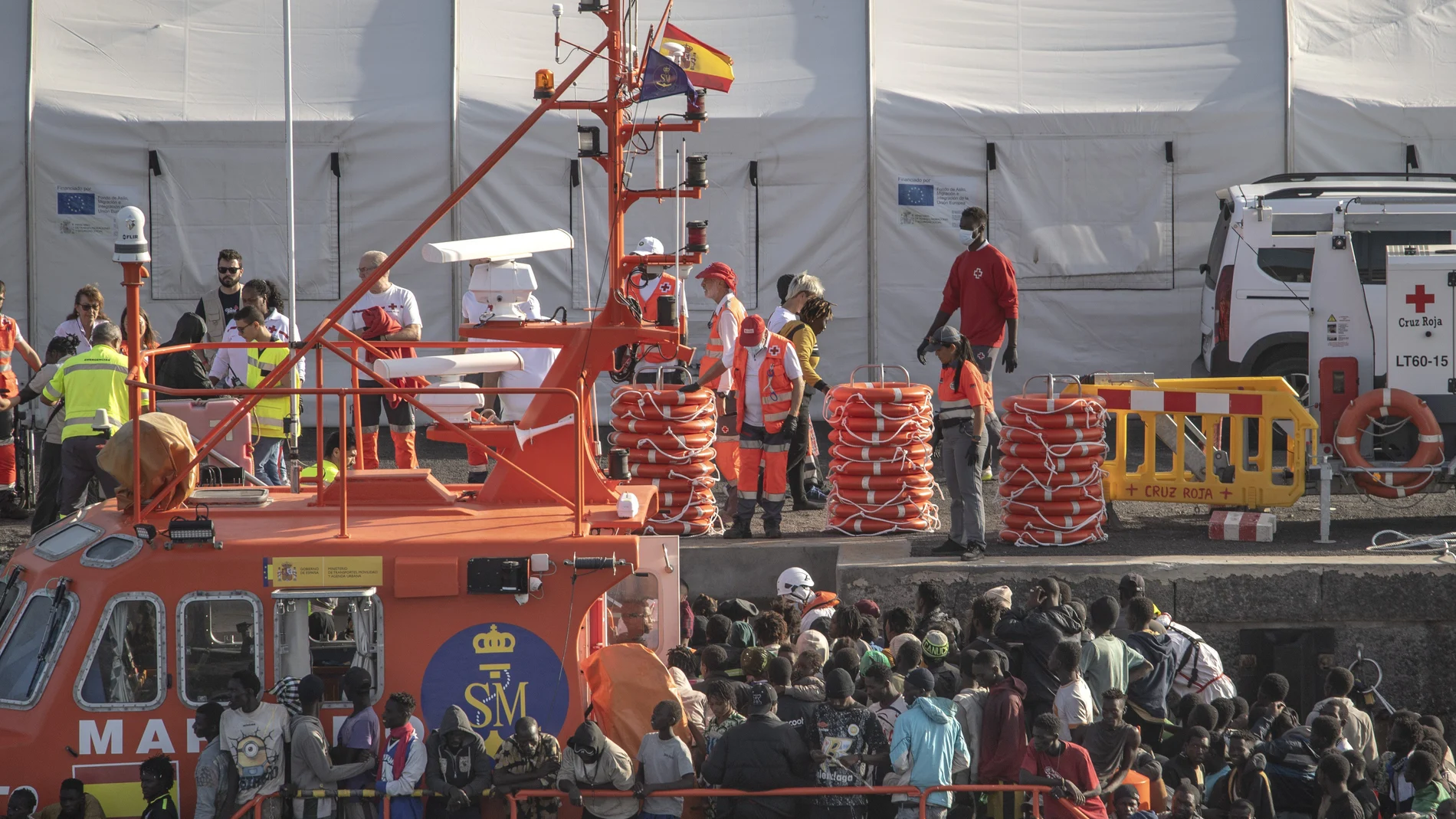 Una lancha de Salvamento Marítimo rescata a un cayuco a su llegada al Puerto de la Restinga, en El Hierro, Santa Cruz de Tenerife
