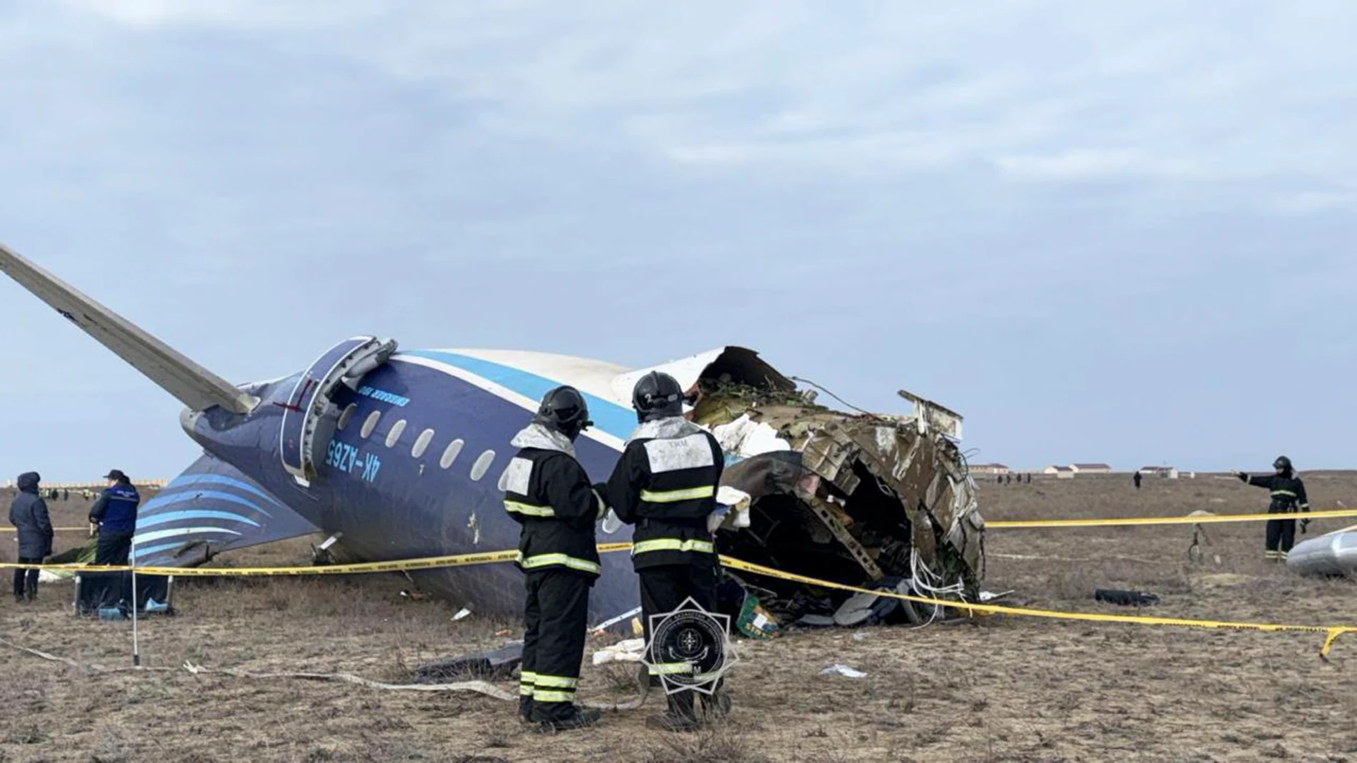 Aktau (Kazakhstan), 25/12/2024.- A handout photo made available by the press service of the Ministry for Emergency Situations of Kazakhstan shows emergency specialists working at the crash site of a passenger plane near Aktau, Kazakhstan, 25 December 2024. Azerbaijan Airlines Embraer ERJ-190AR passenger plane flying from Baku to Grozny crashed some three kilometres away from the city of Aktau. According to preliminary information, the incident was caused by a collision between the aircraft an...