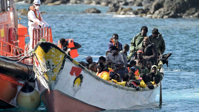 Tres cayucos llegan el Día de Navidad a Canarias con 184 migrantes y localizan otros dos