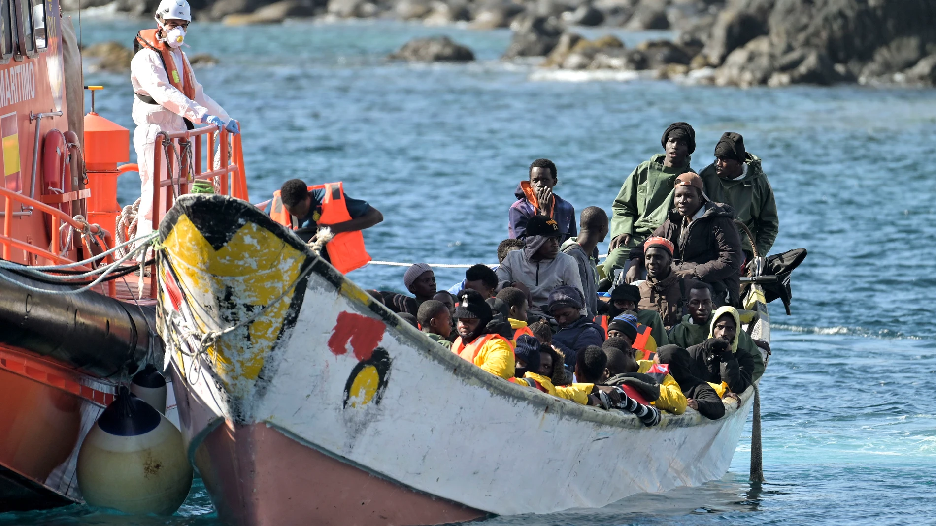 EL PINAR (EL HIERRO), 25/12/2024.- Los 75 inmigrantes rescatados este miércoles por la embarcación de Salvamento Marítimo 'Salvamar Adhara', y trasladados al puerto de La Restinga, a su llegada a El Pinar (EL Hierro) Tres cayucos con 184 inmigrantes a bordo han llegado este miércoles a Canarias, uno durante la madrugada a El Hierro con 80 inmigrantes subsaharianos a bordo, otro a Arguineguín con 64 migrantes, 60 hombres y cuatro mujeres, y un tercero a Tenerife, con 40 personas, entre ellas c...