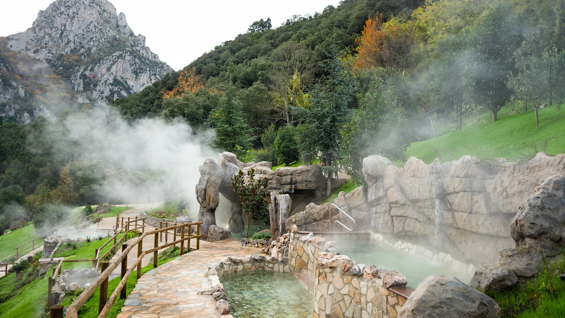 Balneario de La Hermida, con su cueva exterior.