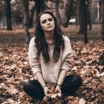 ¿Apartas la mirada cuando hablas con otra persona? La psicología explica el motivo