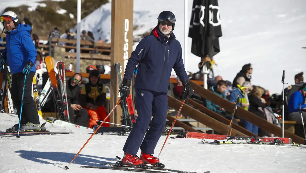 El rey Felipe VI en la estación de esquí de Baqueira-Beret, en el pirineo catalán, durante una jornada de esquí este sábado.