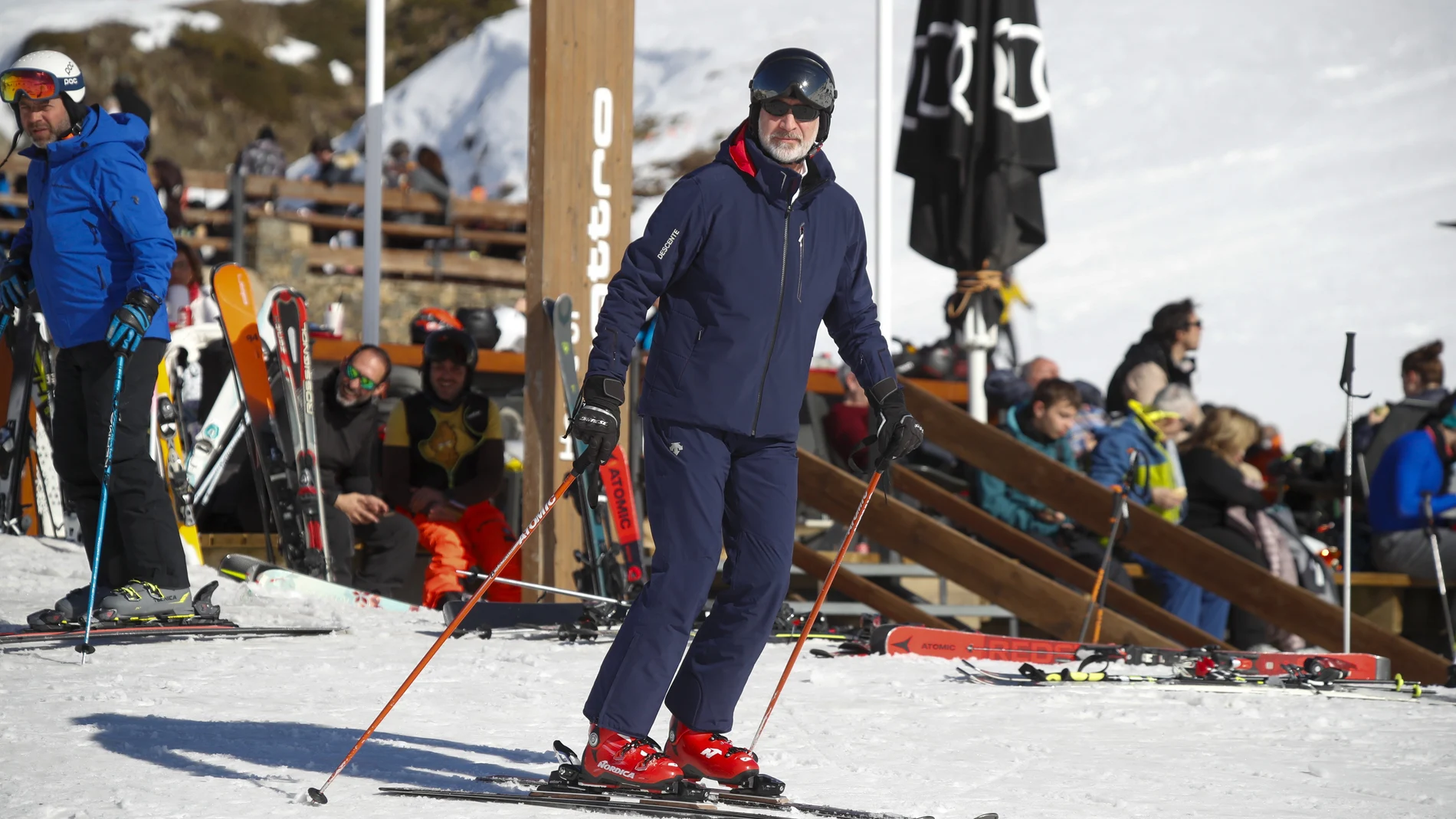 El rey Felipe VI en la estación de esquí de Baqueira-Beret, en el pirineo catalán, durante una jornada de esquí este sábado.