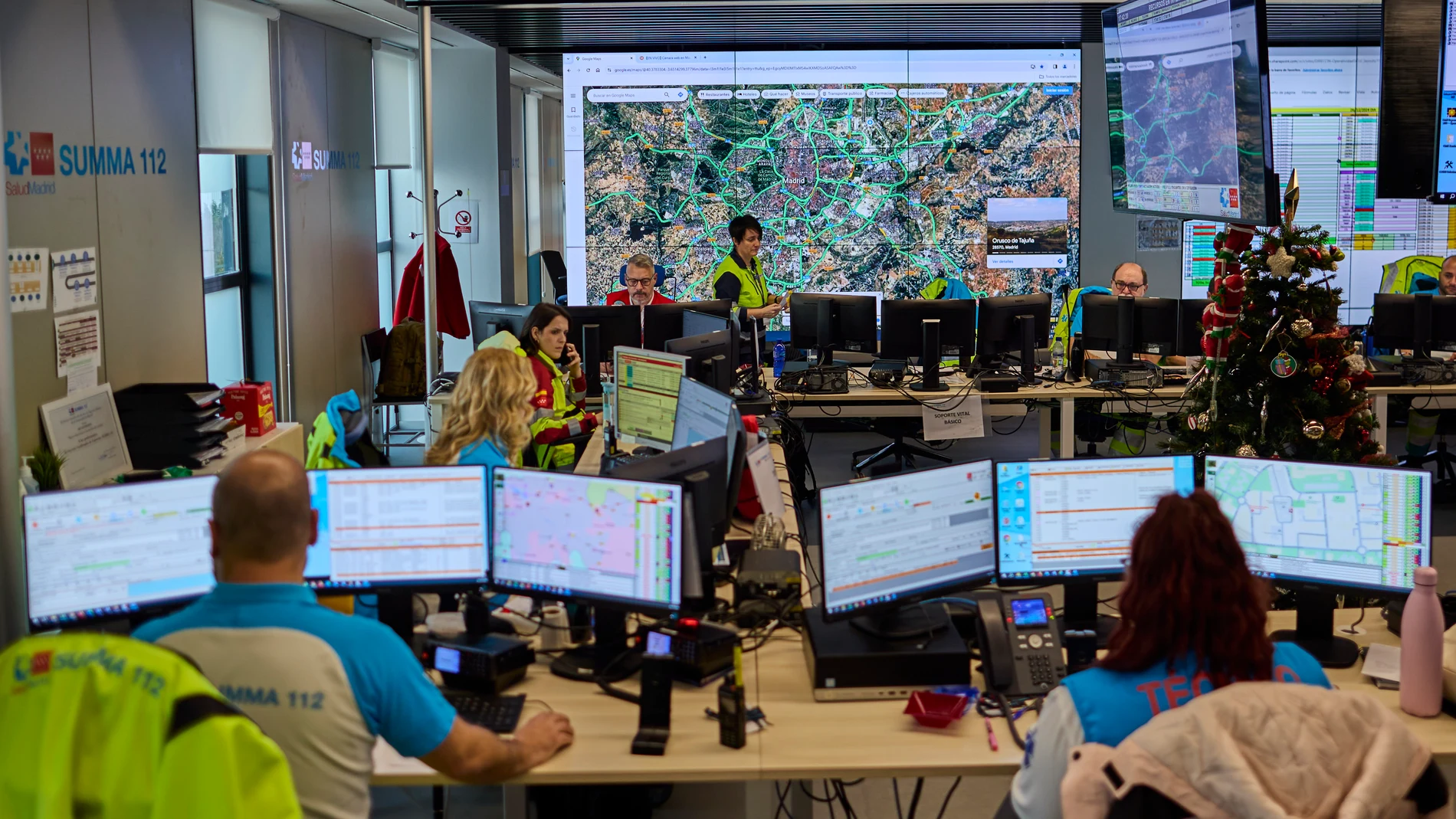 El Centro Coordinador del SUMMA 112 es clave para el funcionamiento del servicio, coordinando todos los recursos disponibles y gestionando las llamadas de asistencia sanitaria de urgencia, emergencia y consejos médicos. Se encarga también de monitorear la ubicación y actividad de los recursos móviles en tiempo real. Desde hace dos años, está ubicado en el Hospital de Emergencias Enfermera Isabel Zendal, siendo fundamental para los servicios de emergencia sanitaria en la Comunidad de Madrid. ©...