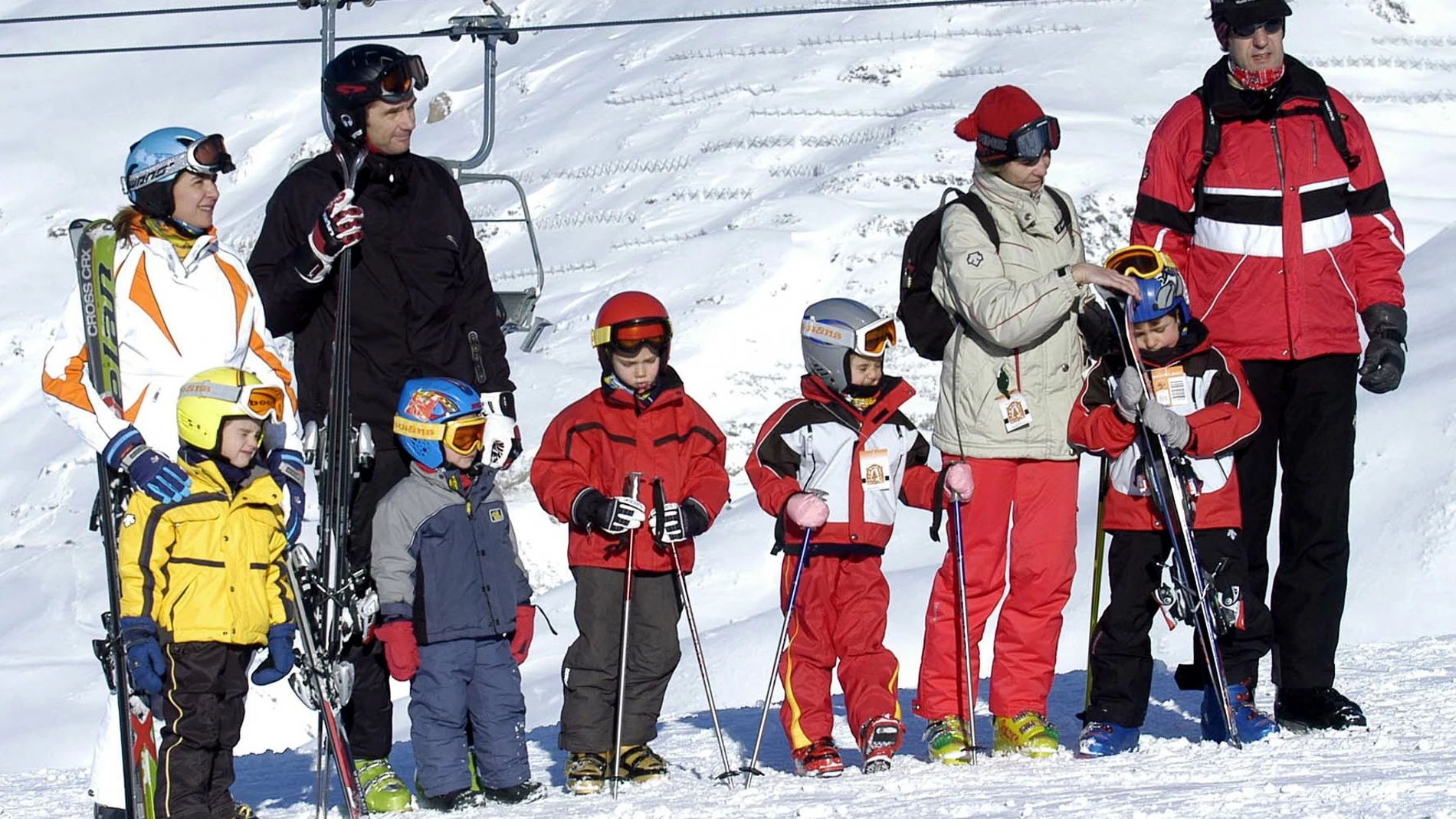 La Infanta Cristina, junto a dos de sus hijos, se traslada en el telesilla antes de esquiar, hoy, en la estación de esquí de Baqueira Beret (Lérida). Las Infantas Elena y Cristina, acompañadas por sus esposos e hijos, pasan unos días de descanso en la estación de esquí de Baqueira Beret.